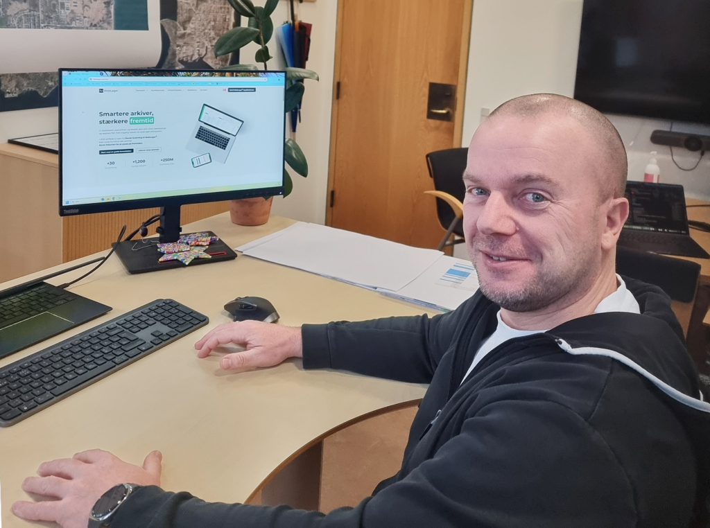 Jes Bøgelund der tjekker den nye hjemmeside ud